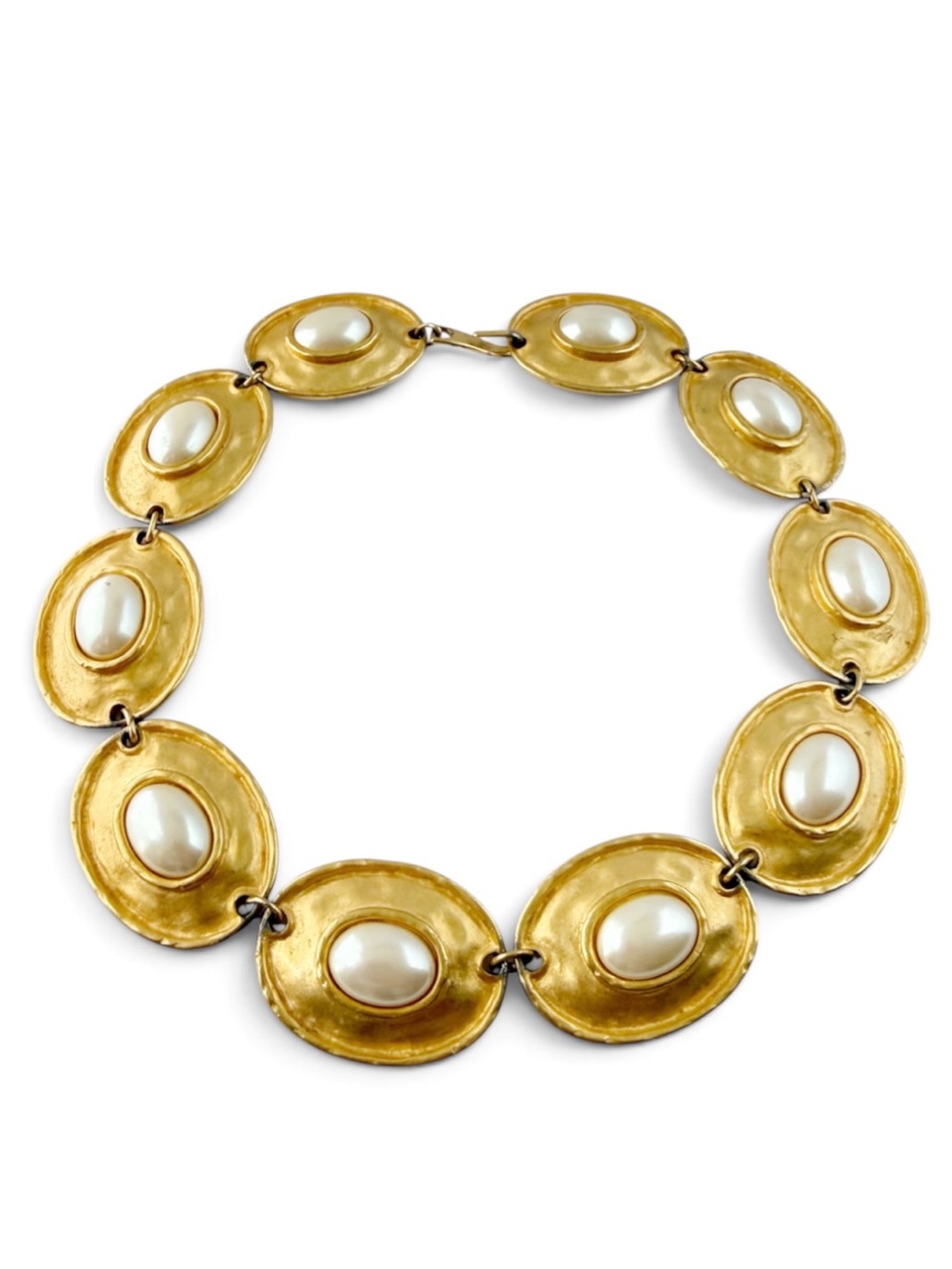 Vintage Modernist Faux Pearl Matte Goldtone Sculptural Oval Link Collar Necklace